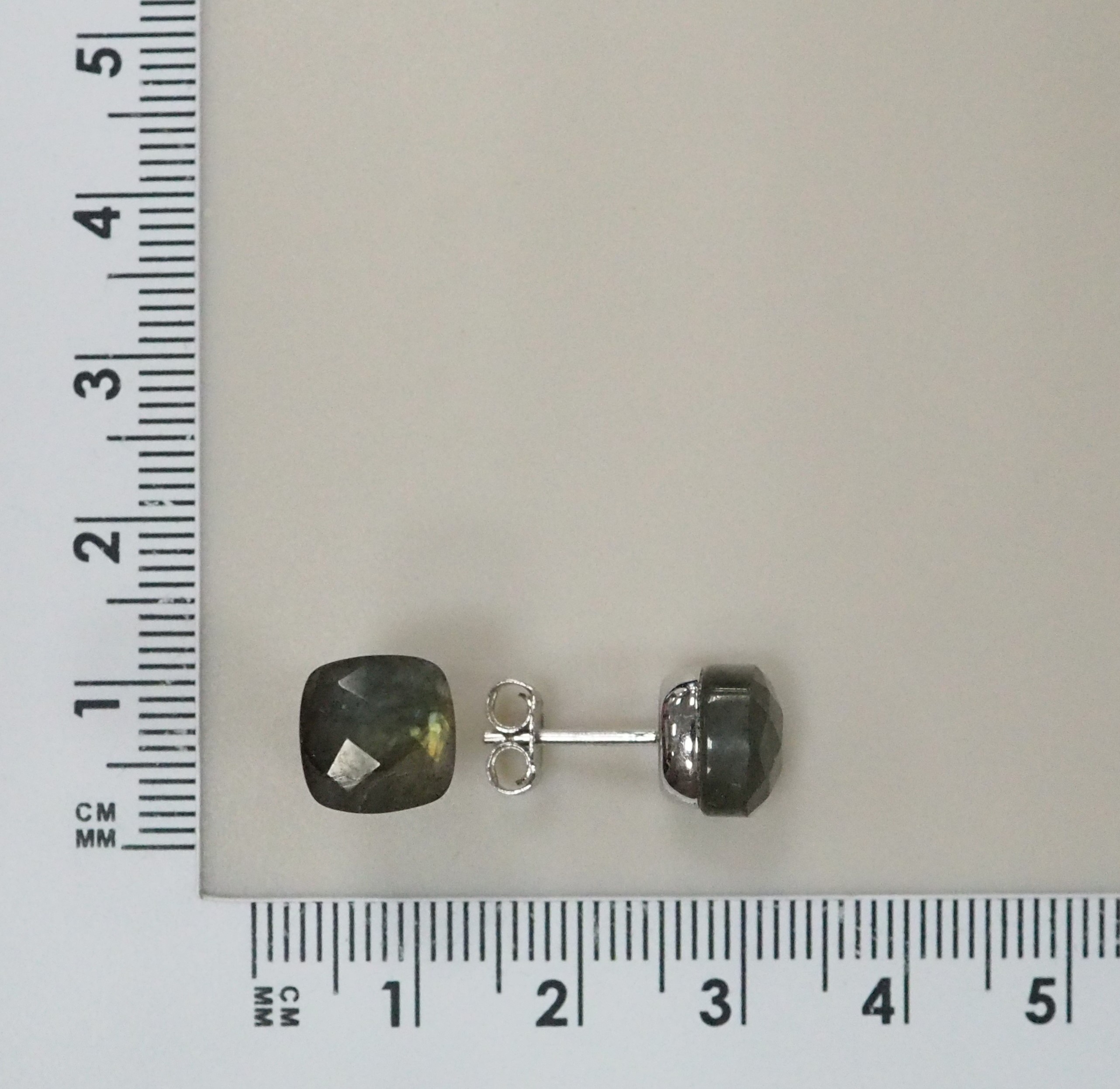 Серебряные серьги-пусеты с лабрадоритами